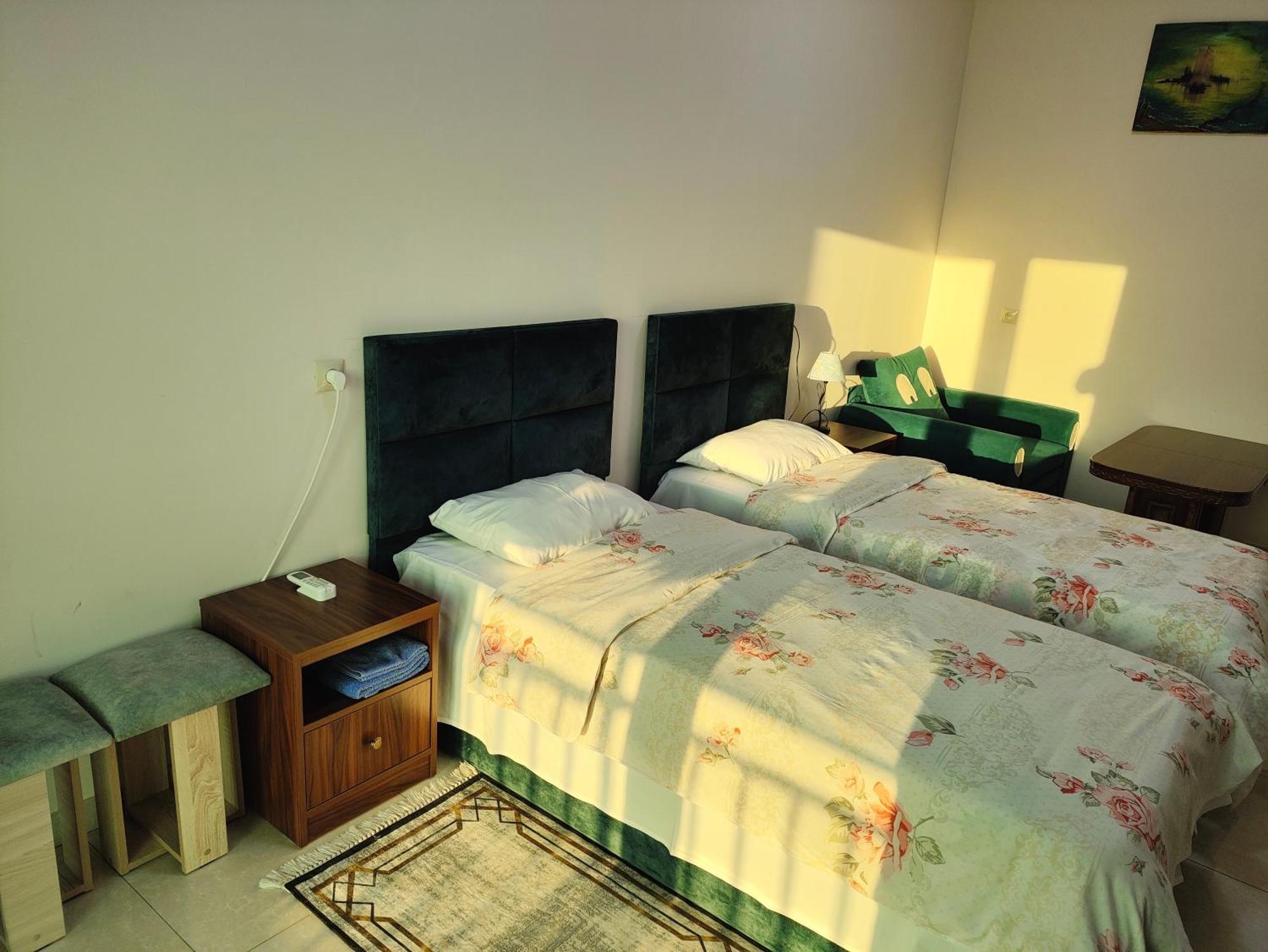 Apex Rest House Of 10 Rooms And Pool Yerevan Exterior photo