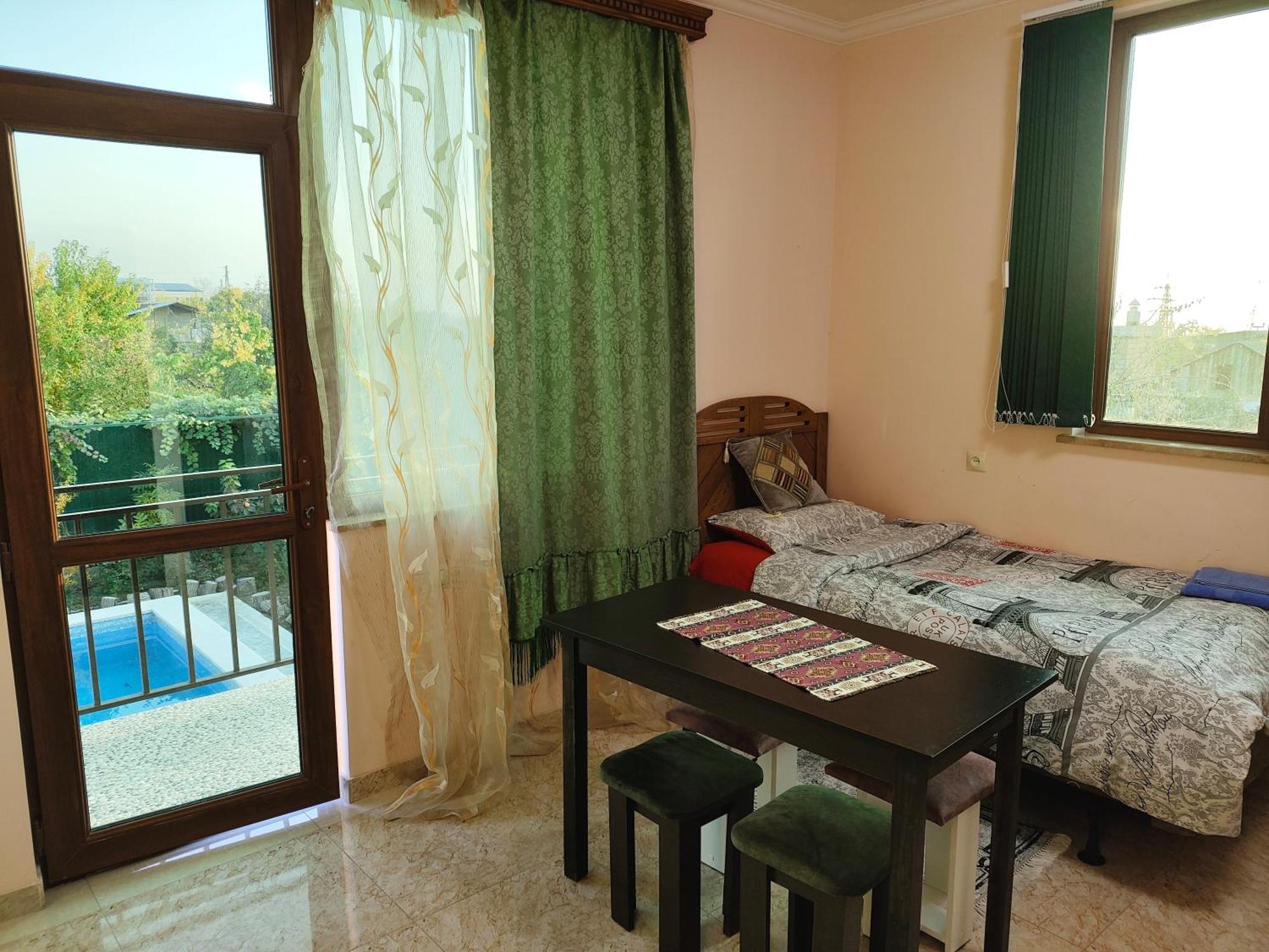 Apex Rest House Of 10 Rooms And Pool Yerevan Exterior photo