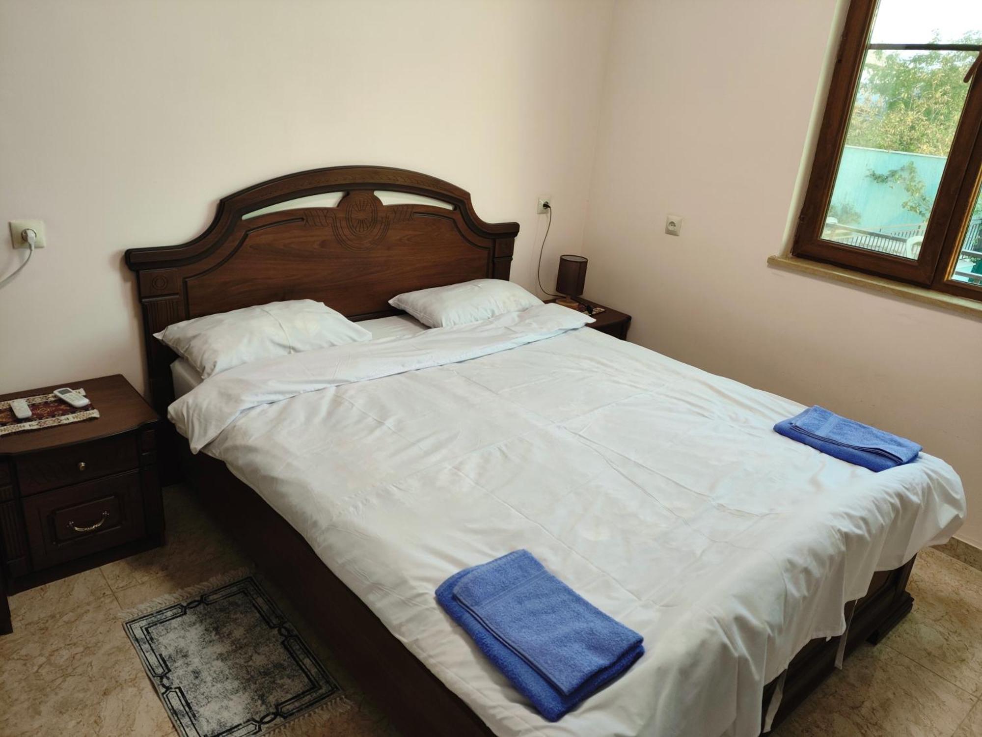 Apex Rest House Of 10 Rooms And Pool Yerevan Exterior photo