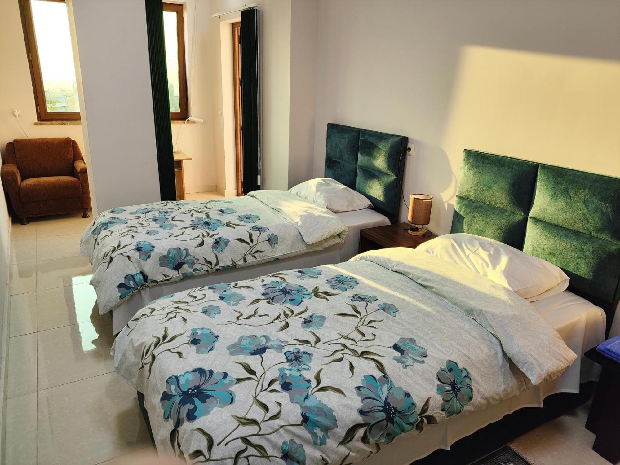 Apex Rest House Of 10 Rooms And Pool Yerevan Exterior photo