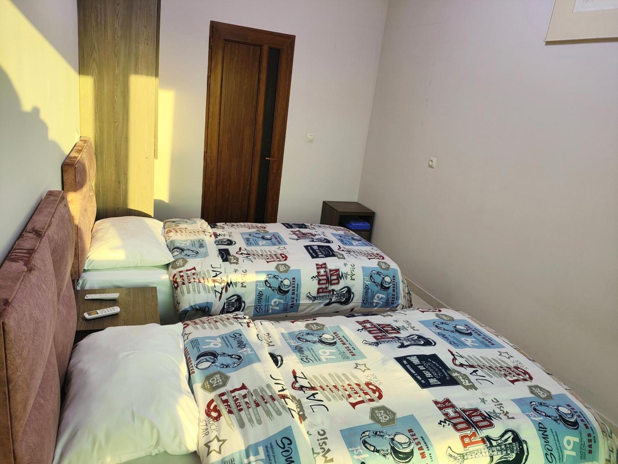 Apex Rest House Of 10 Rooms And Pool Yerevan Exterior photo