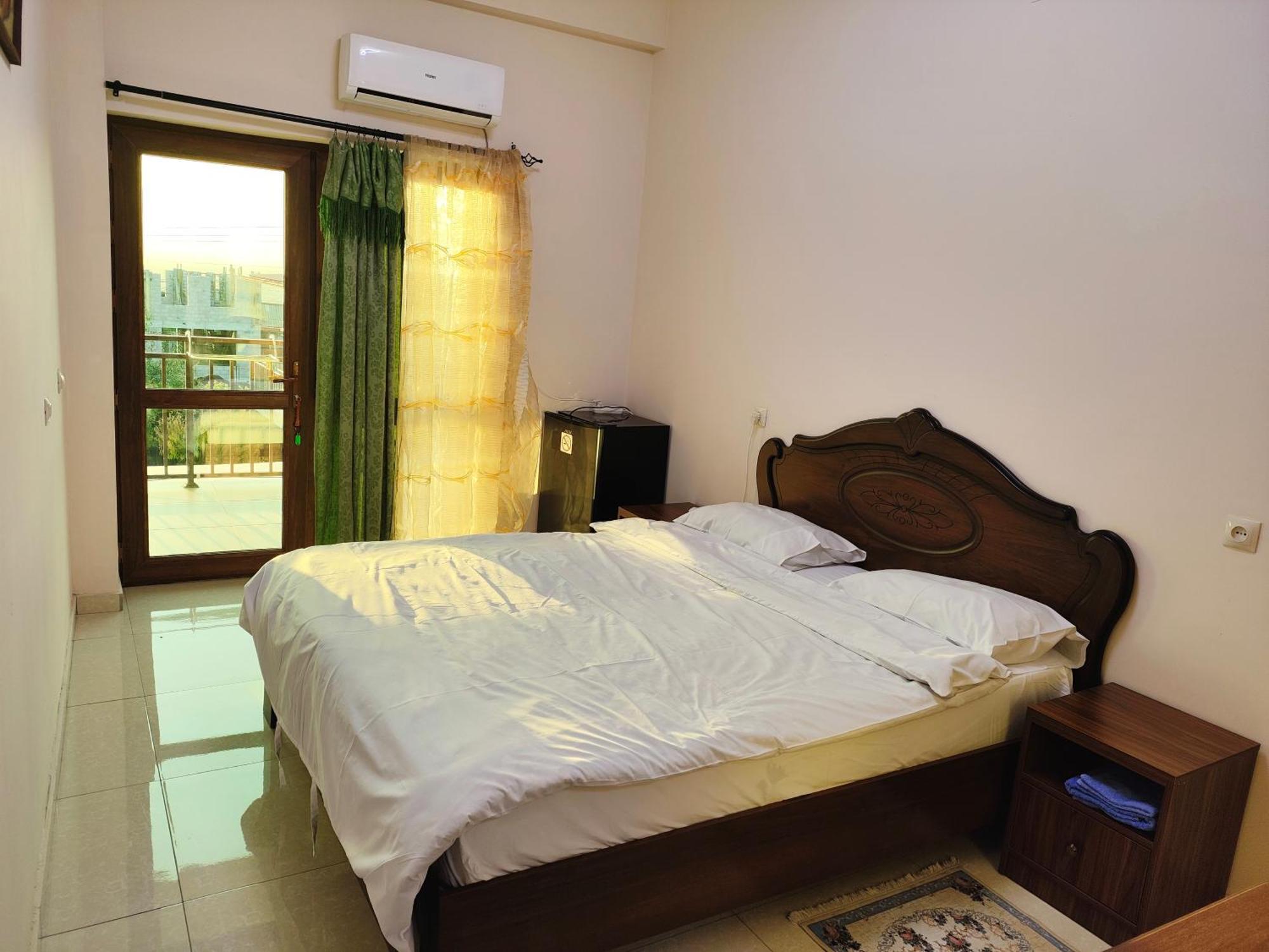 Apex Rest House Of 10 Rooms And Pool Yerevan Exterior photo
