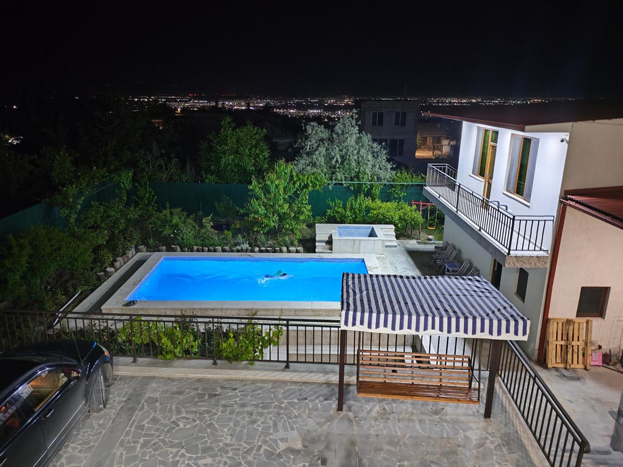 Apex Rest House Of 10 Rooms And Pool Yerevan Exterior photo